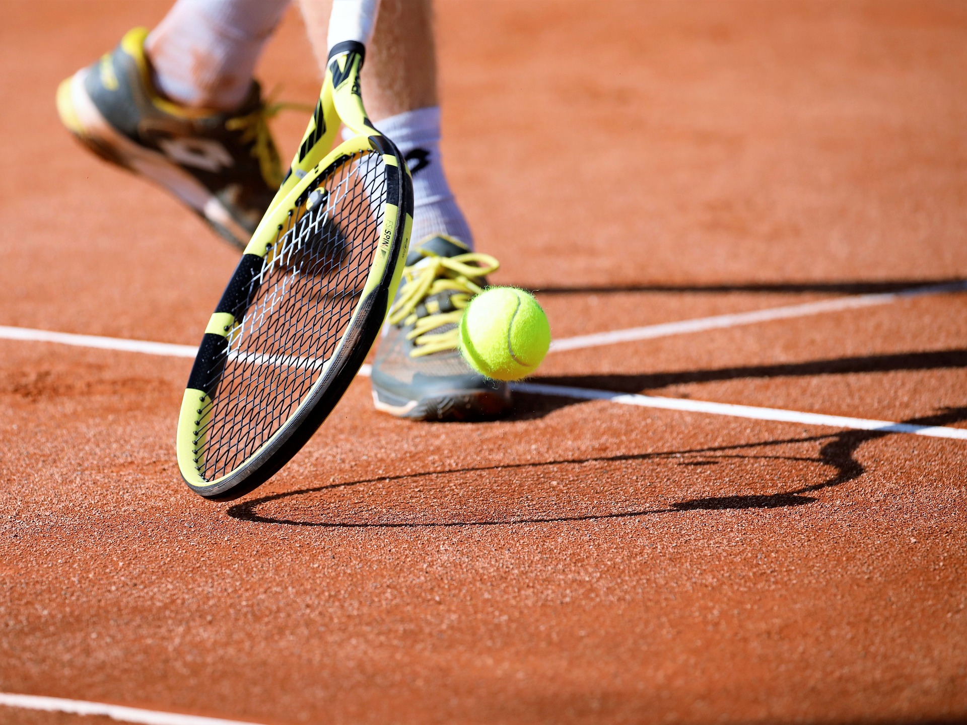 Tennisplatz (© hansmarkutt - pixabay)