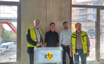 V.l.n.r.: Betriebsdirektor Gerhard Albiez, Thorsten Stolpe (Projektleiter des ZsG als auch der Kliniken des Landkreises Lörrach) , Torsten Petroschka (ash Architekten). Herr Lother (Firma Züblin)