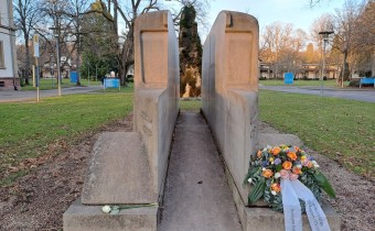 Denkmal der grauen Busse mit Kranz 