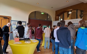 Schüler*innen informieren sich über das ZfP