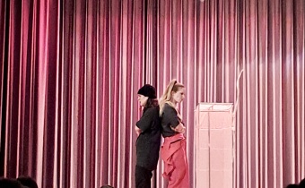 Die beiden Darstellerinnen während der Theateraufführung
