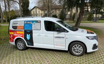 Beklebtes weißes Firmenfahrzeug der marke Ford mit Sponsoren
