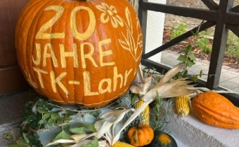 Kürbis, in dem die Worte "20 Jahre TK Lahr" eingeschnitzt sind 