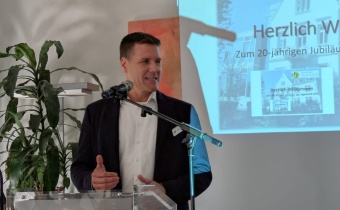 Geschäftsführer Michael Eichhorst hält ein Grußwort