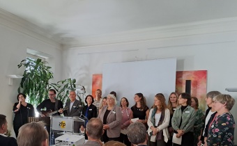 Das Team der Tagesklinik singt gemeinsam ein Jubiläumslied 