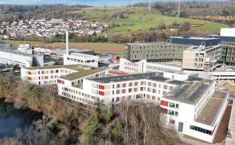 Blick von oben auf das Gebäude des ZsG Lörrach in Richtung Dreilandklinikum (© Maximilian Bommel)
