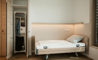 Patientenzimmer in der Klinik für Erwachsenenpsychiatrie (©Maurice L. Kubitschek_LANGSOMMER)
