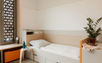 Patientenzimmer in der Kinder- und Jugendpsychiatrie (©Maurice L. Kubitschek_LANGSOMMER)