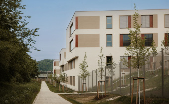 Blick auf die Rückseite des ZsG Lörrach (©Maurice L. Kubitschek_LANGSOMMER)