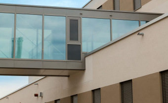 Verglaste Verbindungsbrücke zum zukünftigen Dreiland-Klinikum (©Maurice L. Kubitschek_LANGSOMMER)