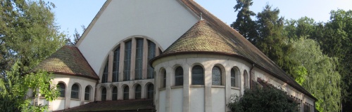 Außenansicht der Kirche mit Bäumen rundherum