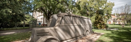 Denkmal Grauer Bus auf dem Gelände des ZfP Emmendingen