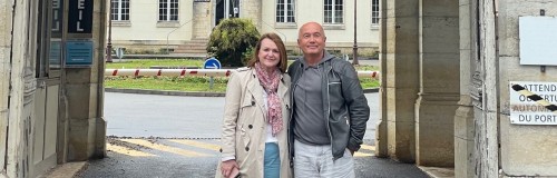 zwei Menschen fotografiert in der Partnerstadt Dole