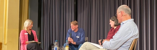 Menschen in einer Gesprächsrunde auf Stühlen sitzend