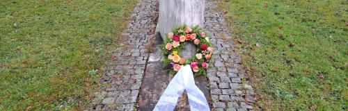 Gedenkkranz am Denkmal im ZfP Park 