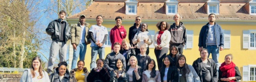 Gruppenfoto der neuen Ausbildungsklasse vor dem Weiherschloss