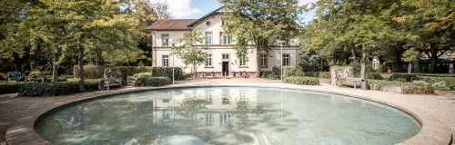 Runder Brunnen vor einem Gebäude auf dem ZfP Gelände