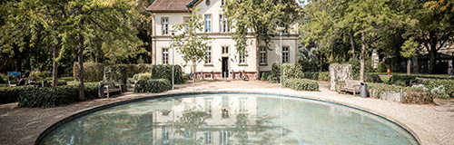 Runder Brunnen vor einem Gebäude auf dem ZfP Gelände