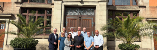 Gruppenbild des Ministerbesuchs vor der Klinik