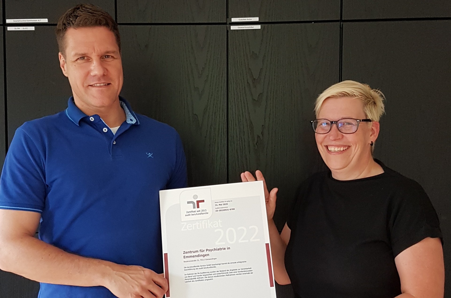 Michael Eichhorst (Geschäftsführer) und Dagmar Schröder (Leiterin Personalmanagement) mit dem Zertifikat