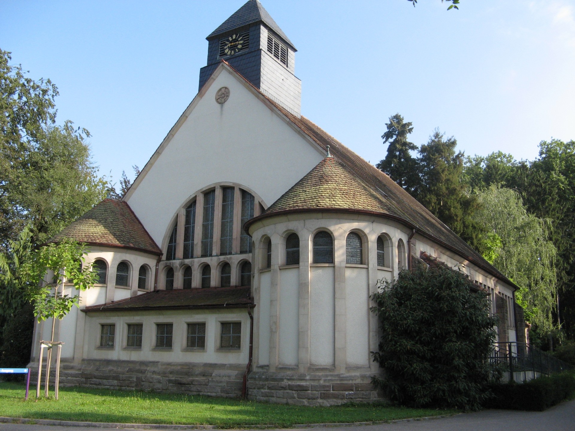 Außenansicht der Kirche mit Bäumen rundherum