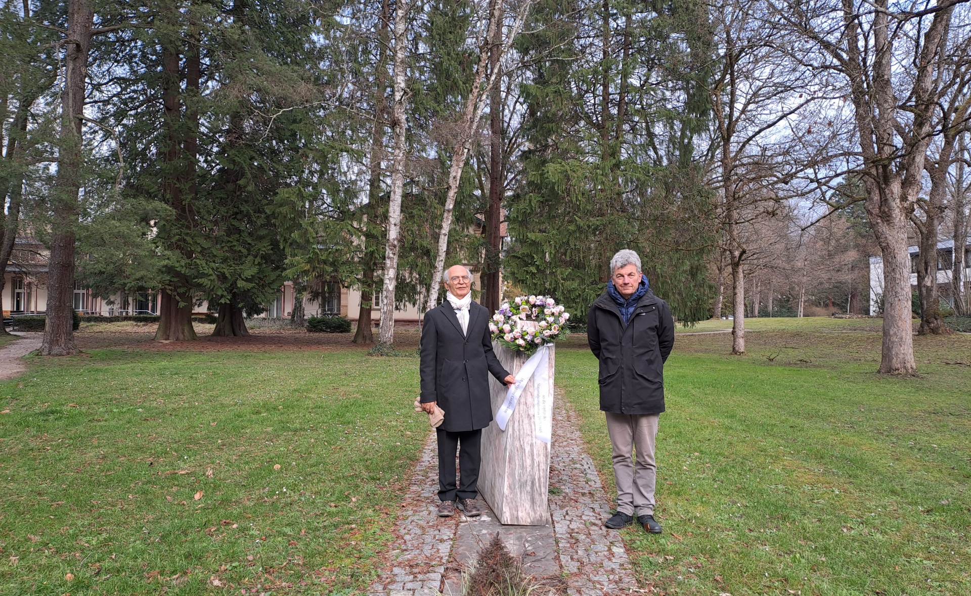 Dr. Mehdi Rashid und Dr. Stephan Schieting bei der Kranzniederlegung im ZfP Emmendingen. 