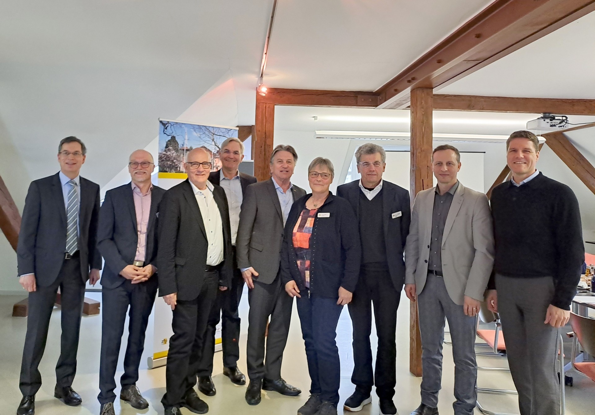 V.l.n.r.: Hanno Hurth (Landrat), Dr. Ralf Zehnle (Medizinischer Direktor Forensik ZfP), Alexander Schoch (MdL), Gerhard Albiez (Betriebsdirektor ZfP), Manne Lucha (Sozial- und Gesundheitsminister), Alice Bruder (Personalratsvorsitzende ZfP), Dr. Stephan Schieting (Medizinischer Direktor Krankenhaus ZfP), Jeton Himaj (Pflegedirektor ZfP), Michael Eichhorst (Geschäftsführer ZfP).