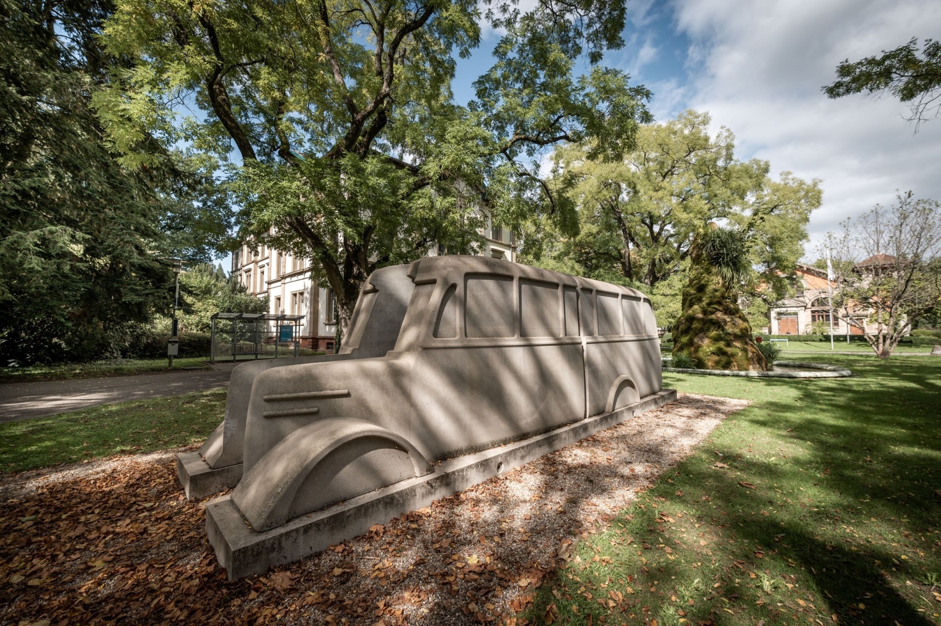 Denkmal Grauer Bus auf dem Gelände des ZfP Emmendingen