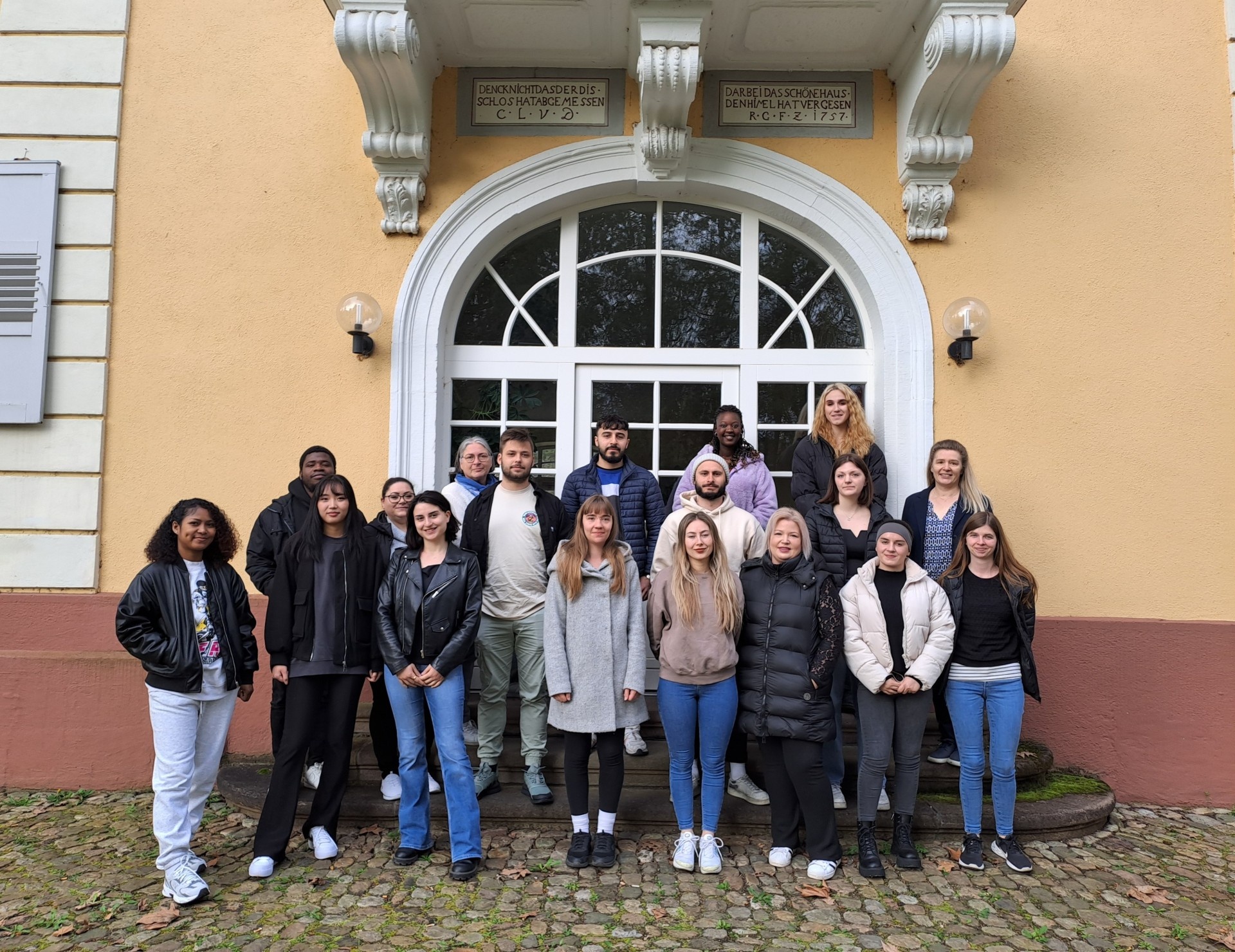 Gruppenfoto der neuen Azubis an der Berufsfachschule für Pflege