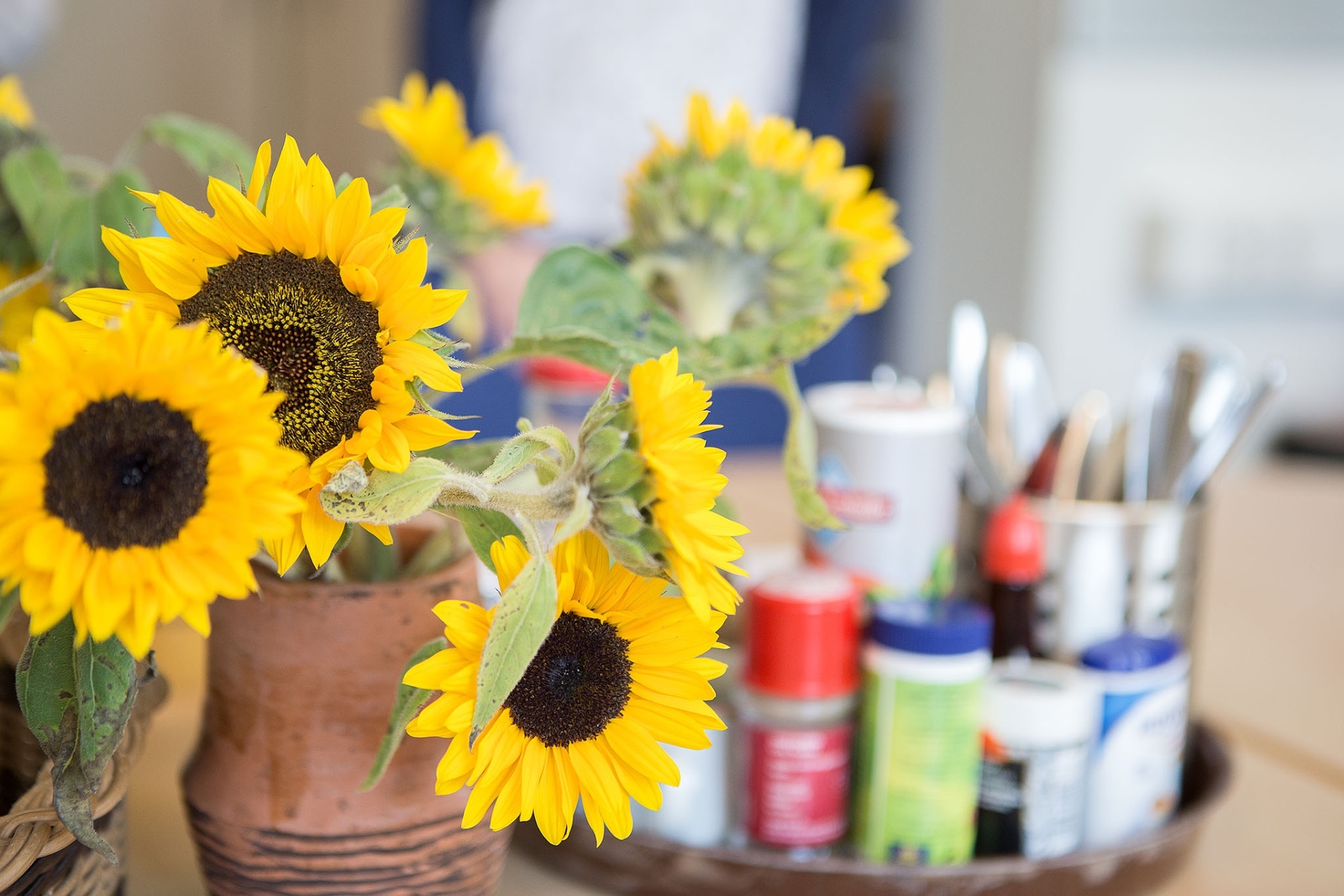 Symbolbild: Sonnenblumen auf einem Tisch  