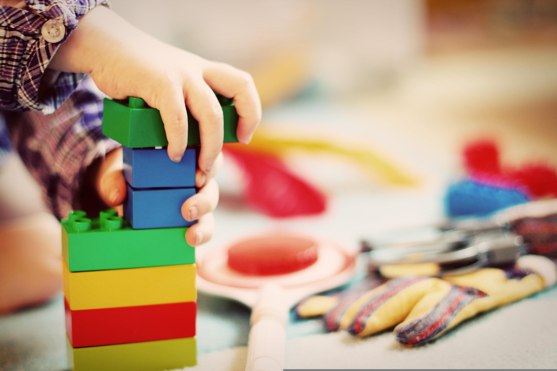 Kinderhände, die mit Lego spielen (© FeelLona -pixabay.com)