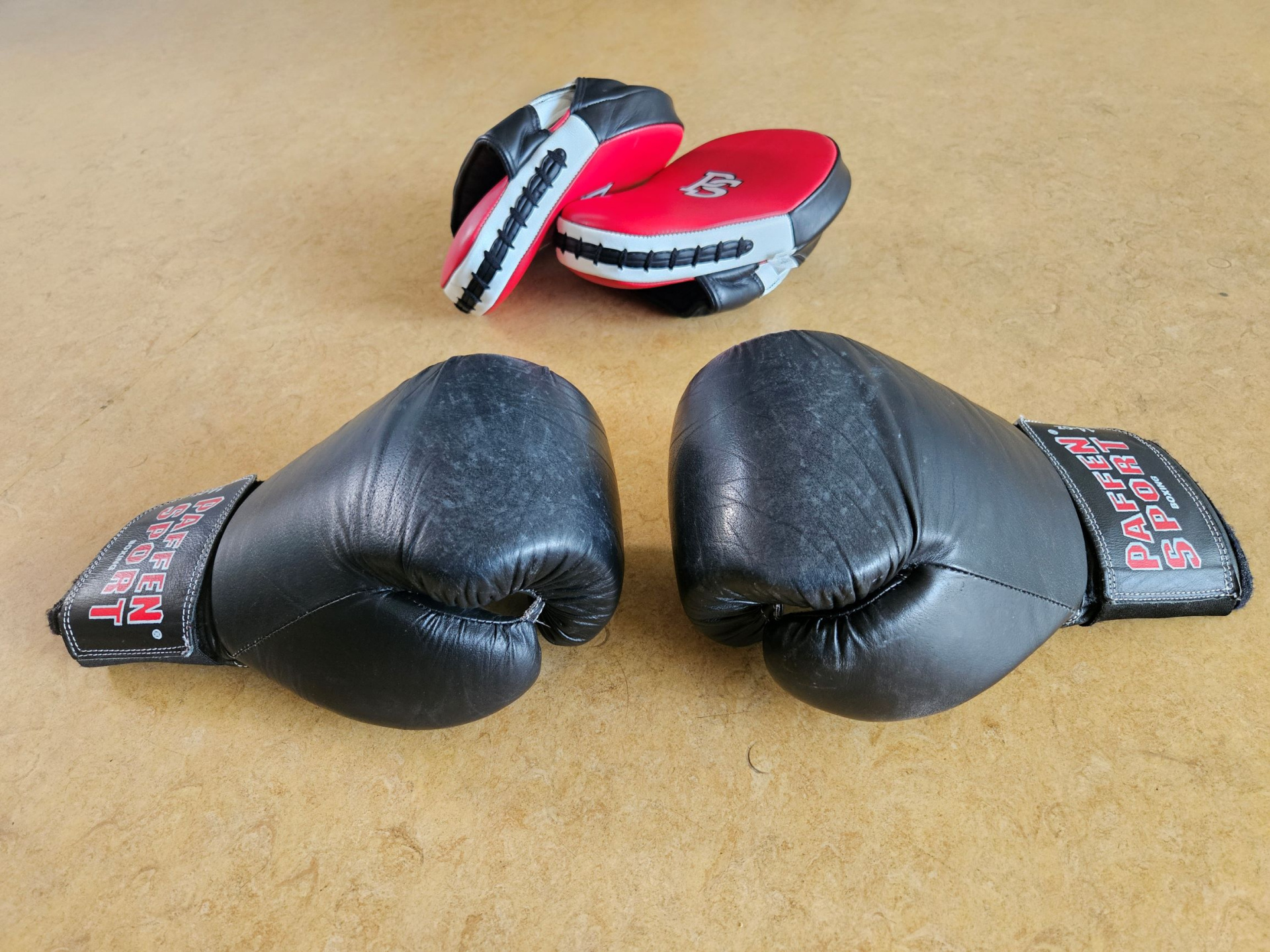 Boxhandschuhe und Pratzen