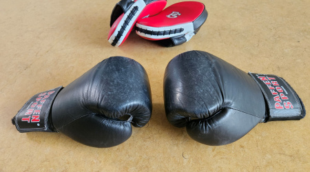 Boxhandschuhe und Pratzen