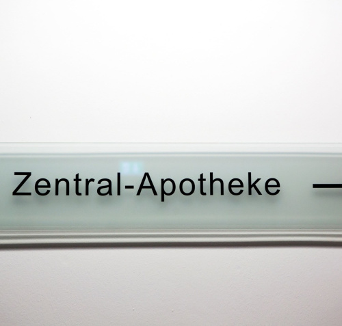 Hinweisschild Zentral-Apotheke