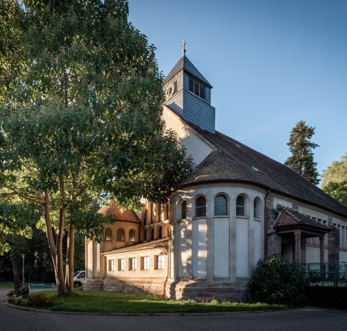 Außenansicht der ZfP Kirche mit großem Baum davor