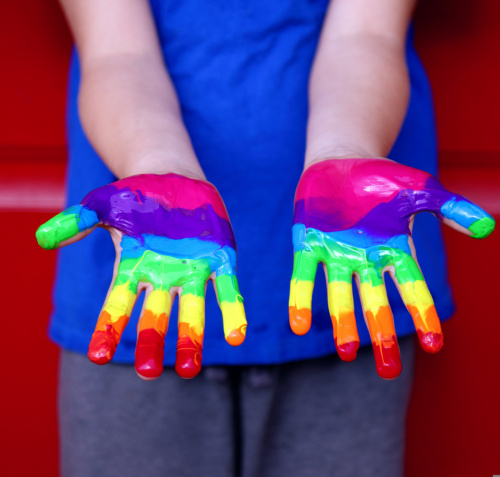 Bemalte Kinderhände in Regenbogenfarben (© Alexander Grey - pixabay.com)