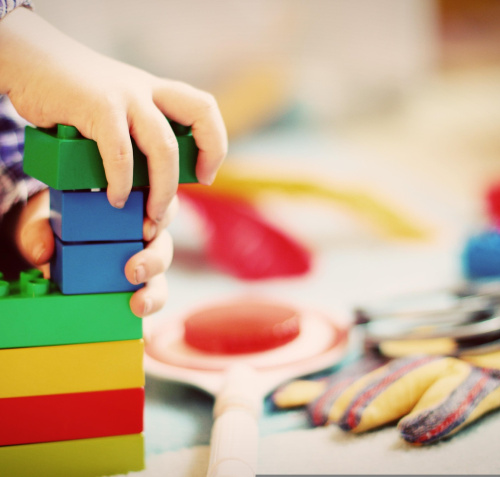 Kinderhände, die mit Lego spielen (© FeelLona -pixabay.com)
