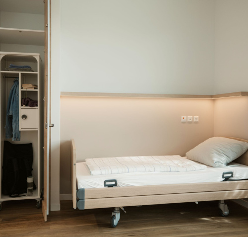 Patientenzimmer in der Klinik für Erwachsenenpsychiatrie (©Maurice L. Kubitschek_LANGSOMMER)