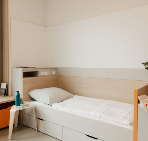 Patientenzimmer in der Kinder- und Jugendpsychiatrie (©Maurice L. Kubitschek_LANGSOMMER)