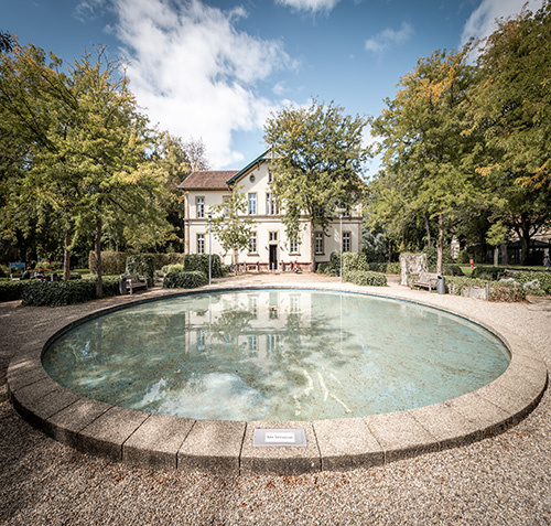 Runder Brunnen vor einem Gebäude auf dem ZfP Gelände